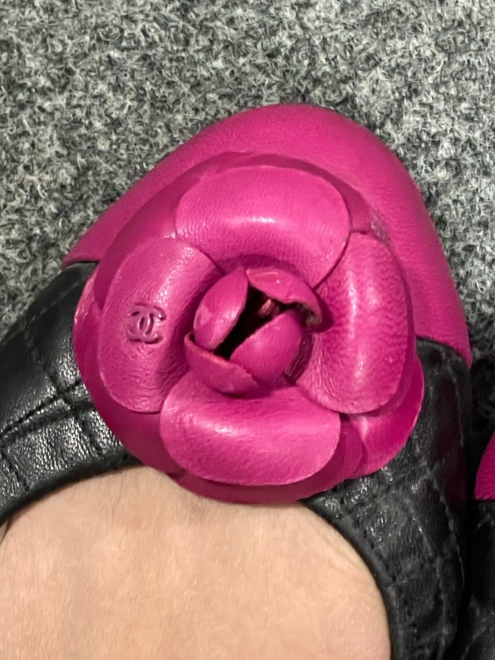 CHANEL Black authentic leather Flats with Hot Pink Camellia Appliqué size 7.5 - Picture 9 of 16